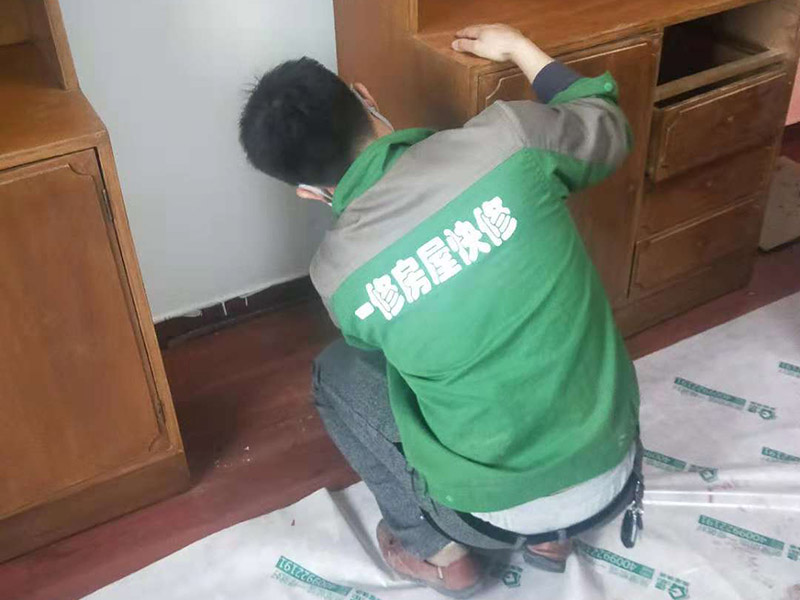 家具刷漆翻新：舊家具刷漆的方法比較簡單，但是在刷漆之前要對原來的表面進(jìn)行打磨，將原有的漆面去掉，可以用砂布進(jìn)行。翻新舊家具有很多需要注意的問題，首先是顏色的選擇，最好選擇和舊家具原有的顏色一致或者相近的顏色，不然翻新的效果可能不是很好。油漆的選擇也比較重要，因為家具翻新一般都是在室內(nèi)進(jìn)行，所以一定要選擇環(huán)保的油漆，以免對室內(nèi)的環(huán)境造成污染。