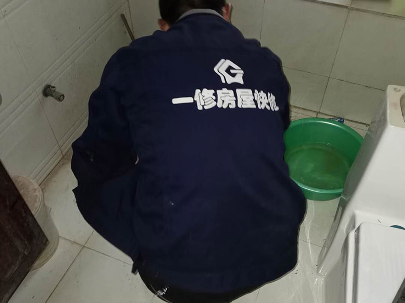 衛(wèi)生間滲水比較輕微，衛(wèi)生間不砸瓷磚做